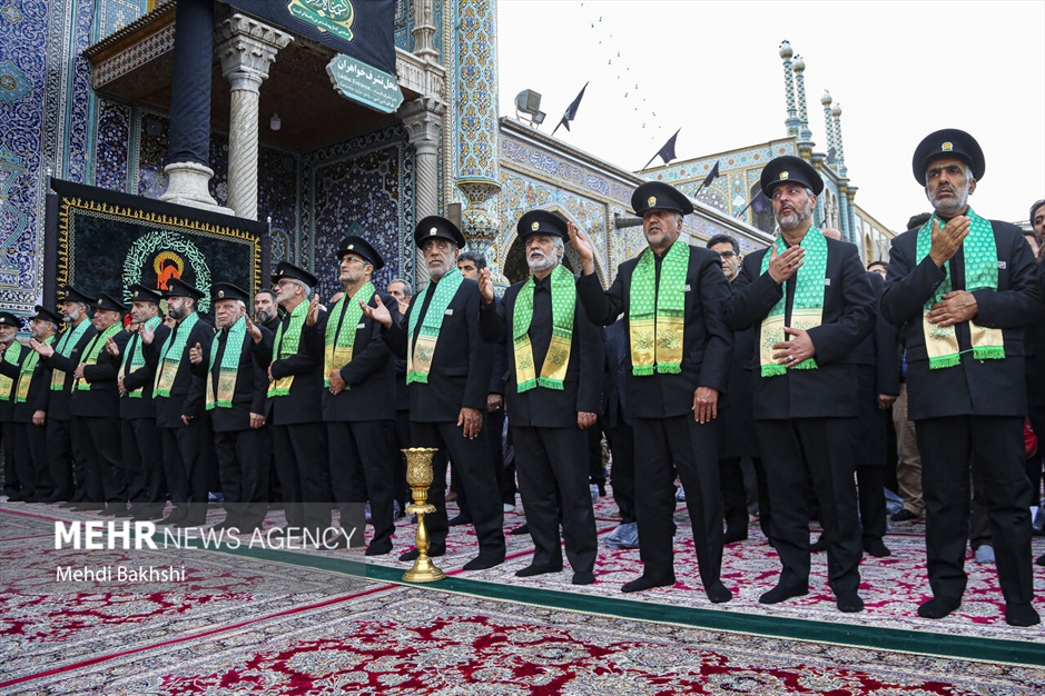 برافراشتن پرچم عزا بر فراز گنبد کریمه اهل بیت سلام‌الله‌علیها 