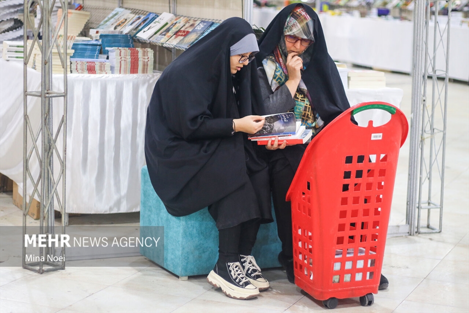 گشتی در نمایشگاه کتاب تبریز