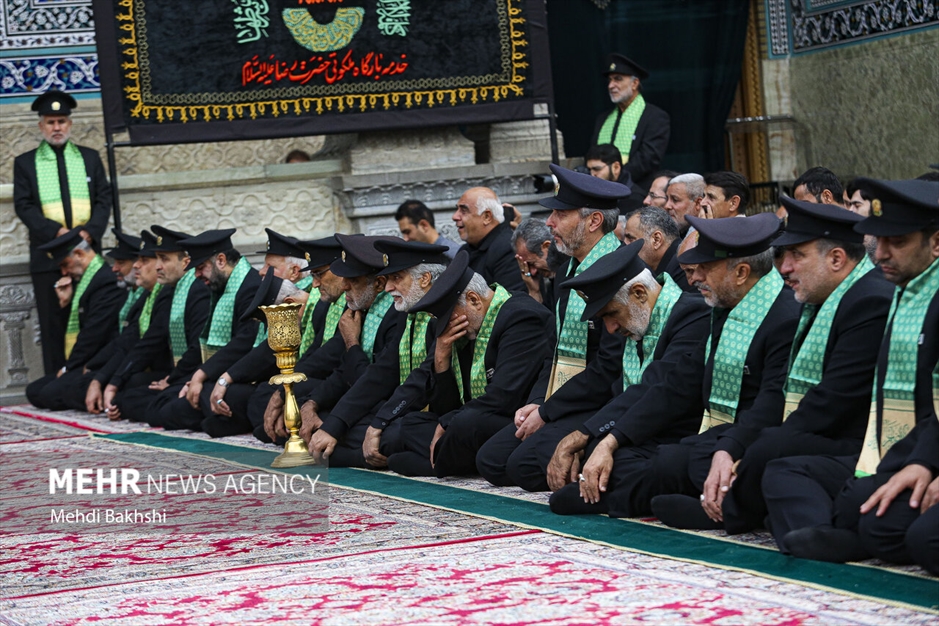 برافراشتن پرچم عزا بر فراز گنبد کریمه اهل بیت سلام‌الله‌علیها 