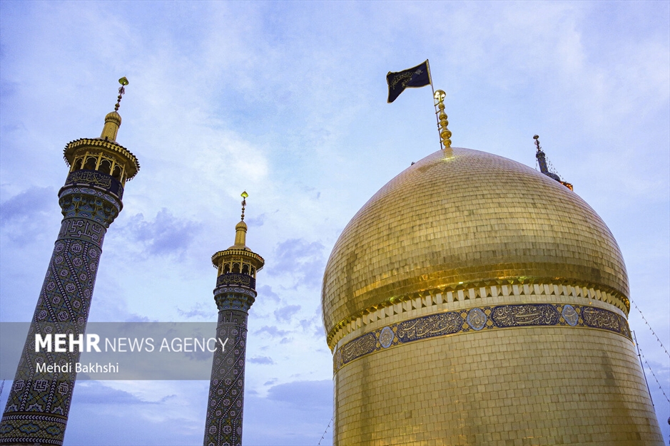 برافراشتن پرچم عزا بر فراز گنبد کریمه اهل بیت سلام‌الله‌علیها 