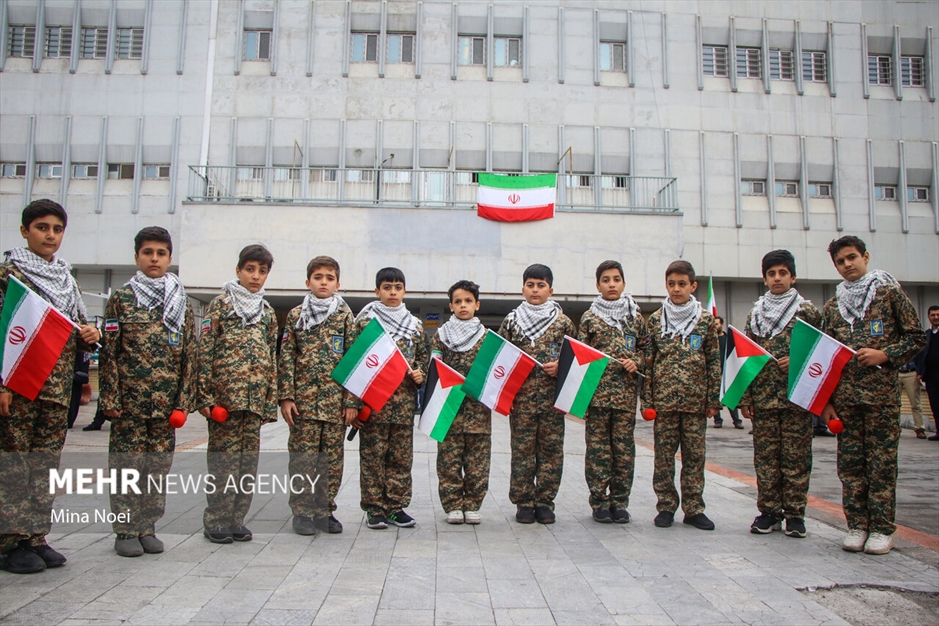 زنجیره انسانی کودکان تبریزی در حمایت از کودکان غزه
