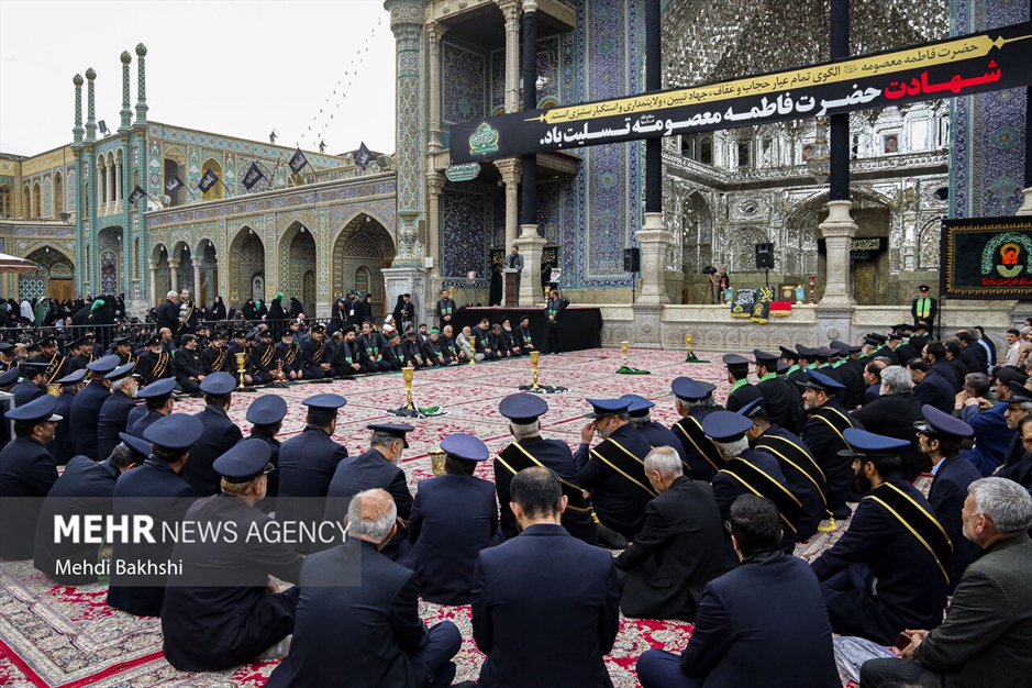 برافراشتن پرچم عزا بر فراز گنبد کریمه اهل بیت سلام‌الله‌علیها 