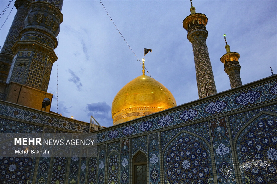 برافراشتن پرچم عزا بر فراز گنبد کریمه اهل بیت سلام‌الله‌علیها 