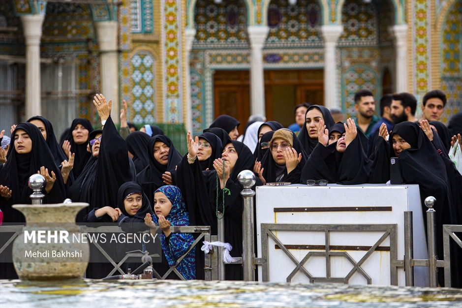 برافراشتن پرچم عزا بر فراز گنبد کریمه اهل بیت سلام‌الله‌علیها 