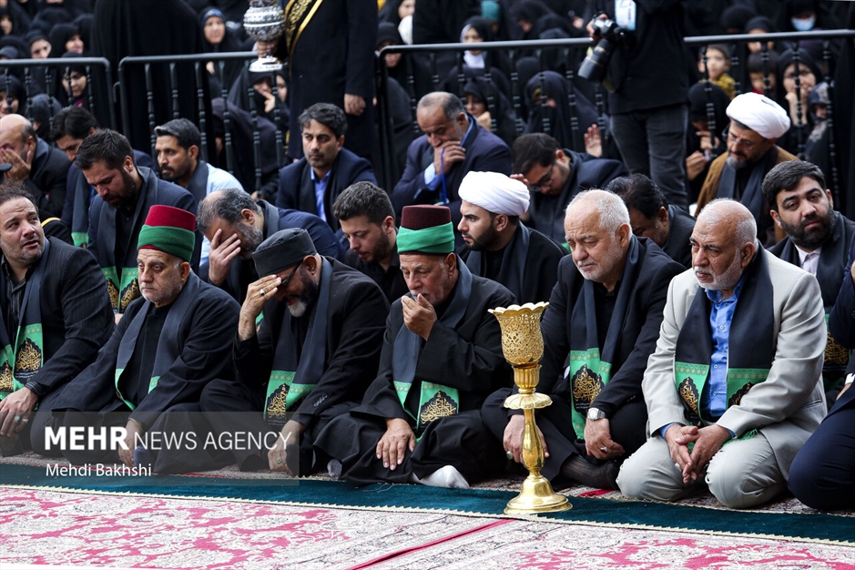 برافراشتن پرچم عزا بر فراز گنبد کریمه اهل بیت سلام‌الله‌علیها 