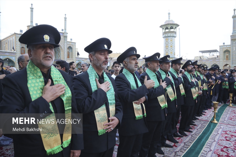 برافراشتن پرچم عزا بر فراز گنبد کریمه اهل بیت سلام‌الله‌علیها 