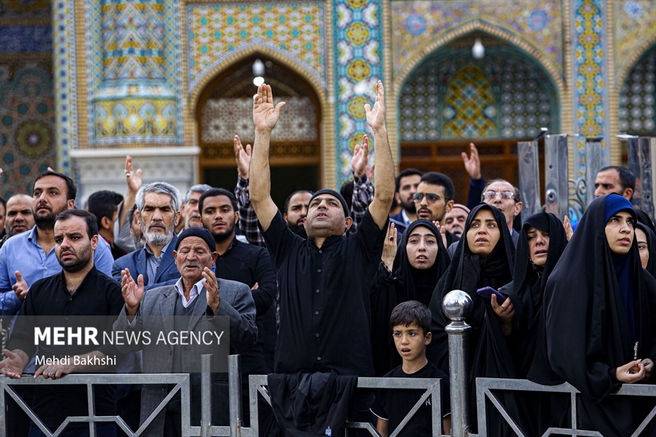 برافراشتن پرچم عزا بر فراز گنبد کریمه اهل بیت سلام‌الله‌علیها 