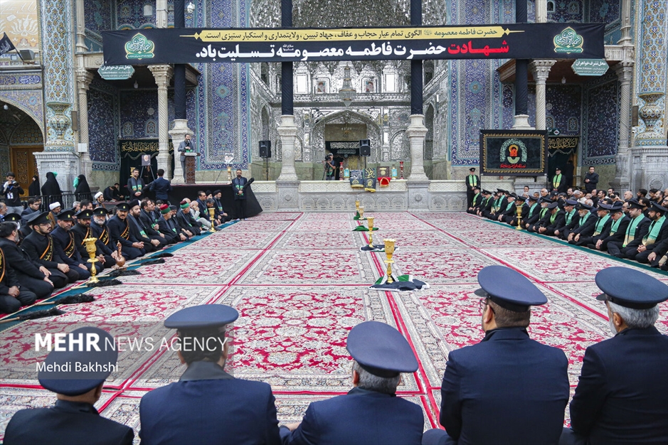 برافراشتن پرچم عزا بر فراز گنبد کریمه اهل بیت سلام‌الله‌علیها 