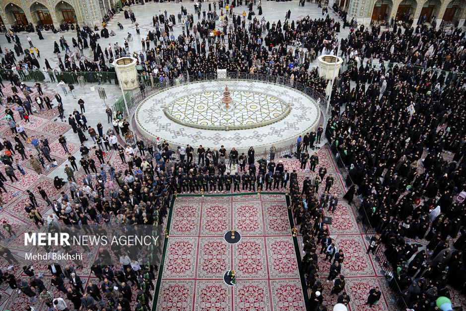 برافراشتن پرچم عزا بر فراز گنبد کریمه اهل بیت سلام‌الله‌علیها 