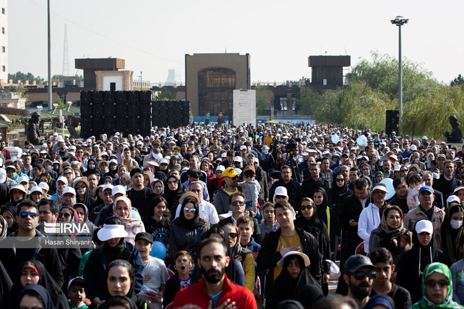  پیاده روی خانوادگی