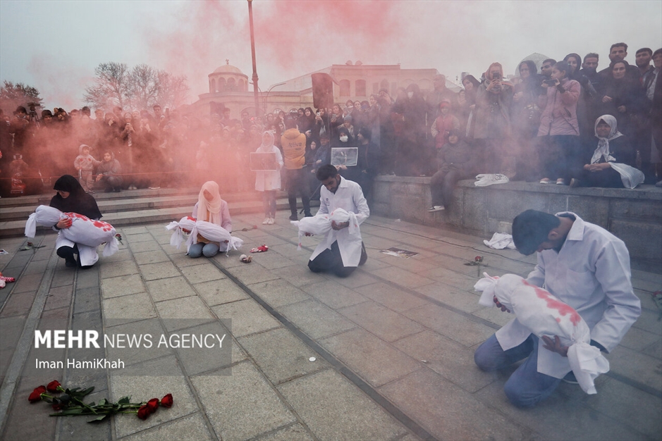 نمایش خیابانی حنیف در حمایت از کودکان غزه