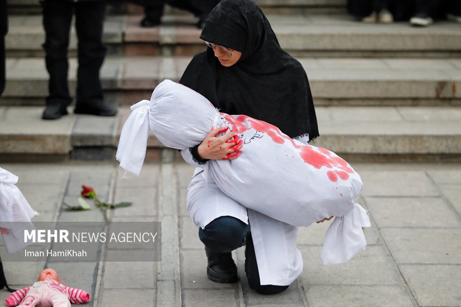 نمایش خیابانی حنیف در حمایت از کودکان غزه