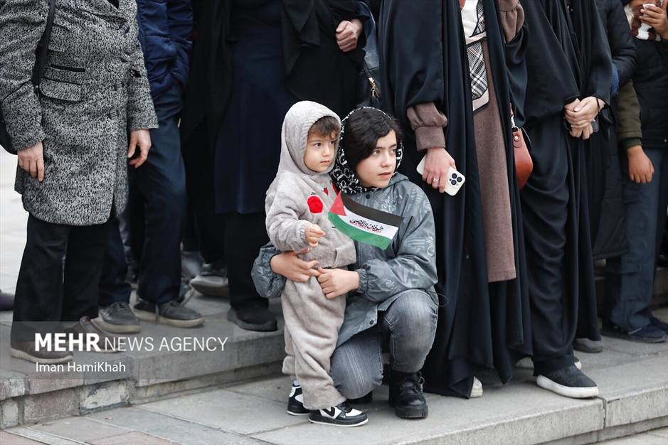 نمایش خیابانی حنیف در حمایت از کودکان غزه