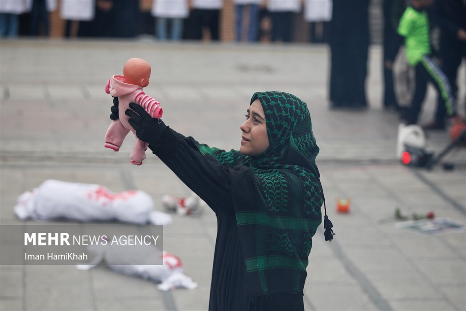 نمایش خیابانی حنیف در حمایت از کودکان غزه