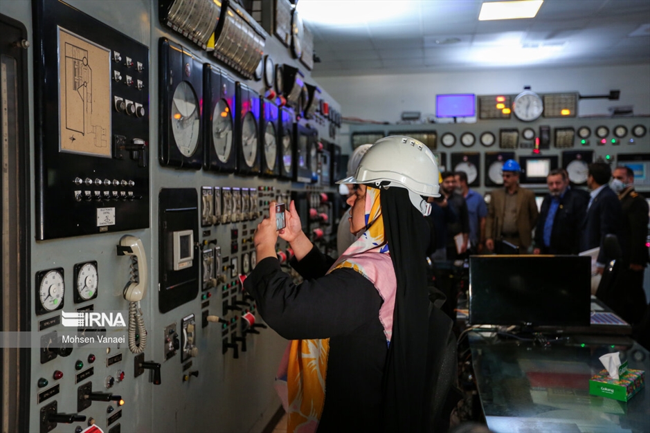  بازدید خبرنگاران از مرکز پایش آلودگی هوا و نیروگاه بعثت