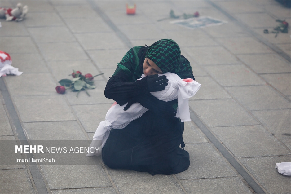 نمایش خیابانی حنیف در حمایت از کودکان غزه