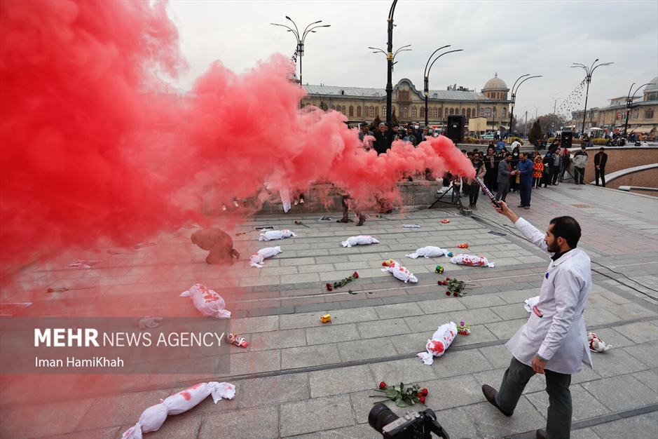 نمایش خیابانی حنیف در حمایت از کودکان غزه