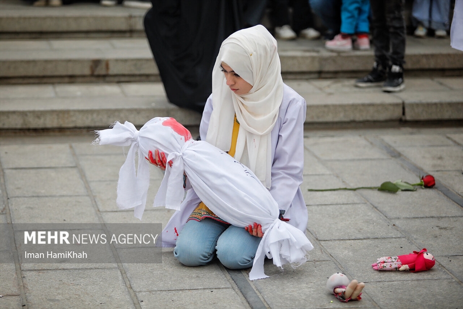 نمایش خیابانی حنیف در حمایت از کودکان غزه