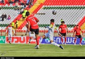 دیدار تیم‌های فوتبال تراکتور تبریز و فولاد خوزستان