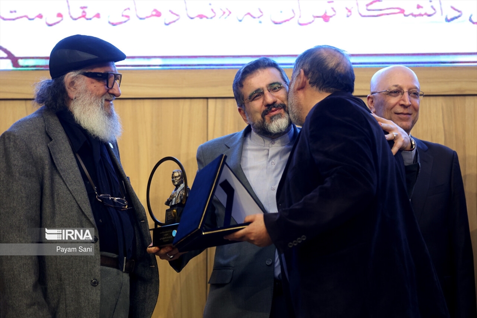 اعطاء تندیس دانشگاه تهران به نمادهای مقاومت