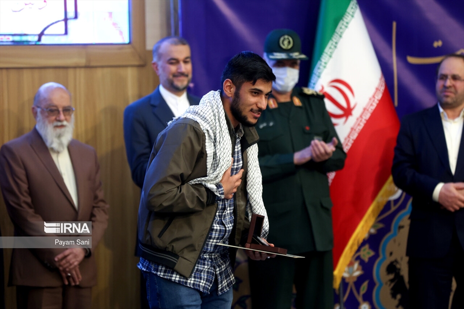 اعطاء تندیس دانشگاه تهران به نمادهای مقاومت