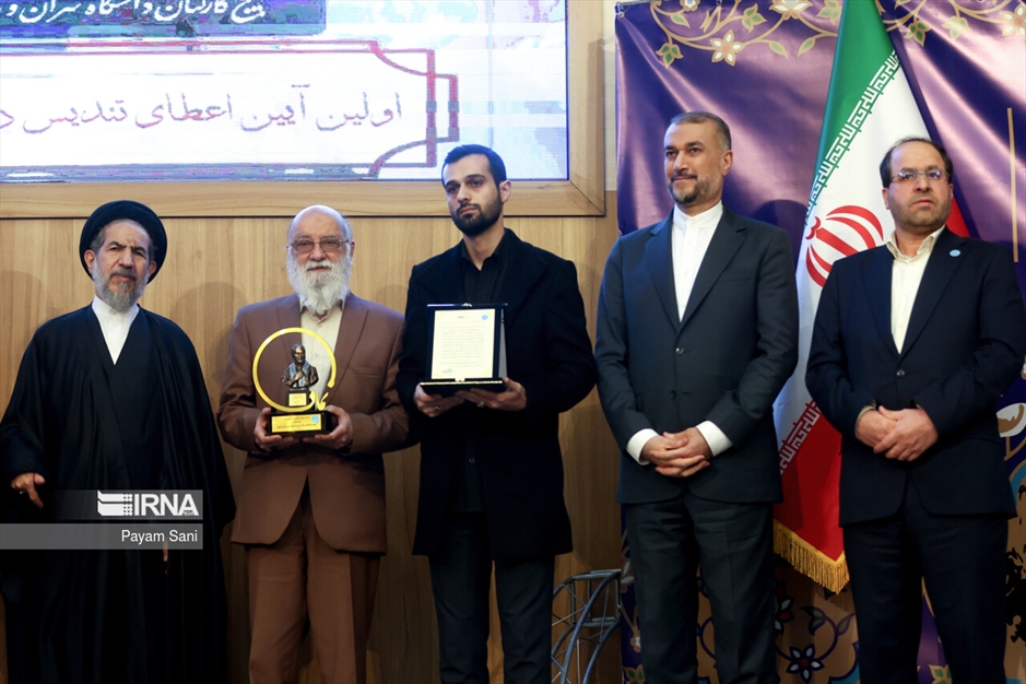 اعطاء تندیس دانشگاه تهران به نمادهای مقاومت