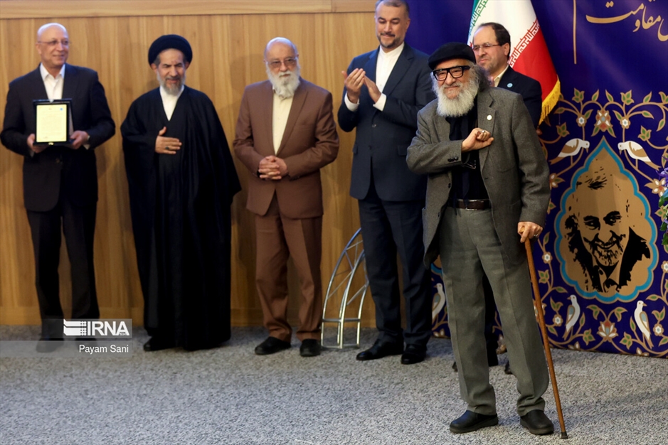 اعطاء تندیس دانشگاه تهران به نمادهای مقاومت