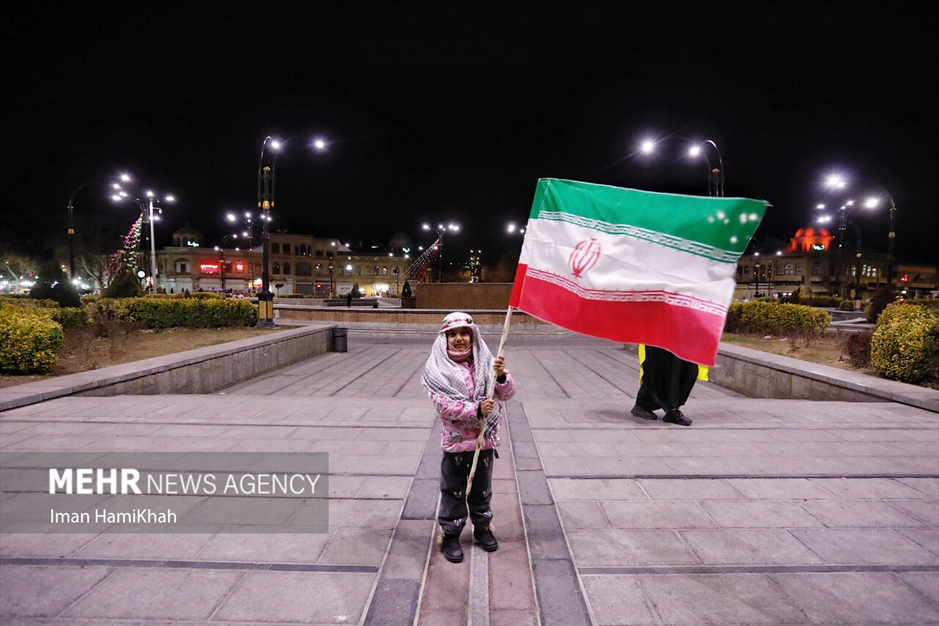 تجمع شبانه مردم همدان در محکومیت حادثه تروریستی گلزارشهدا کرمان