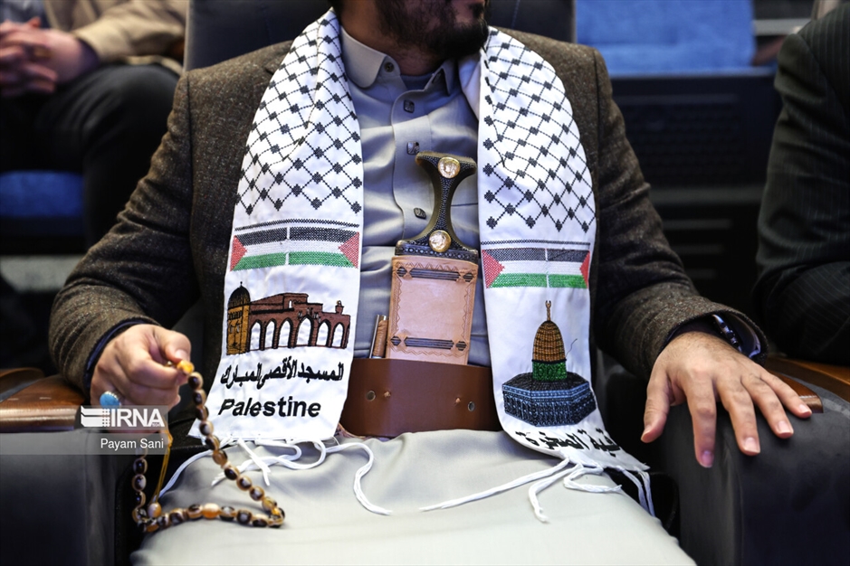 اعطاء تندیس دانشگاه تهران به نمادهای مقاومت