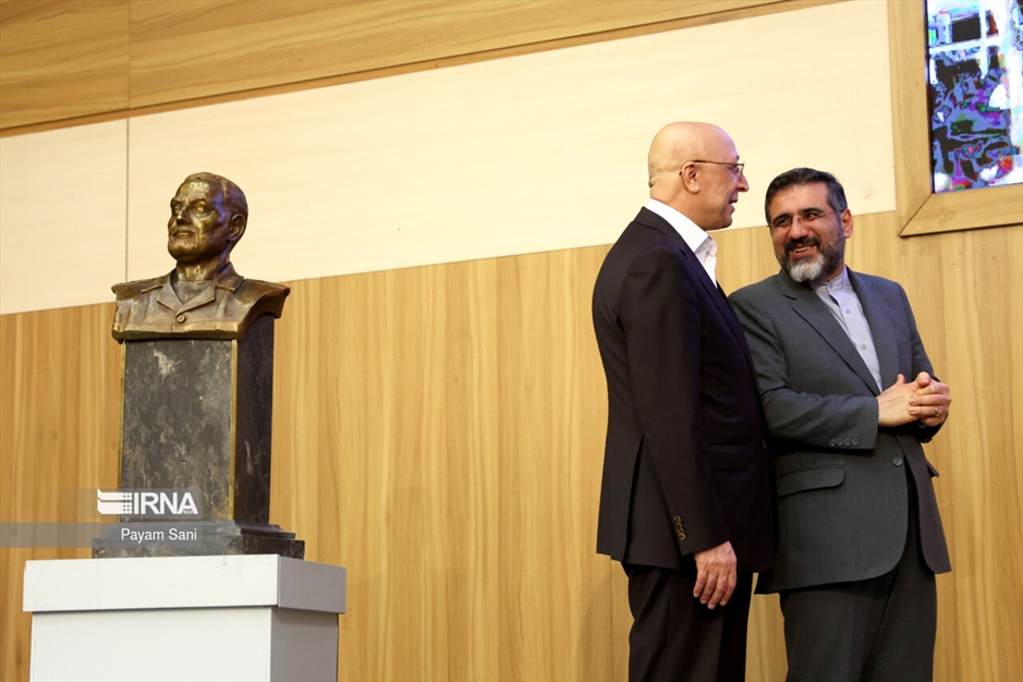 اعطاء تندیس دانشگاه تهران به نمادهای مقاومت