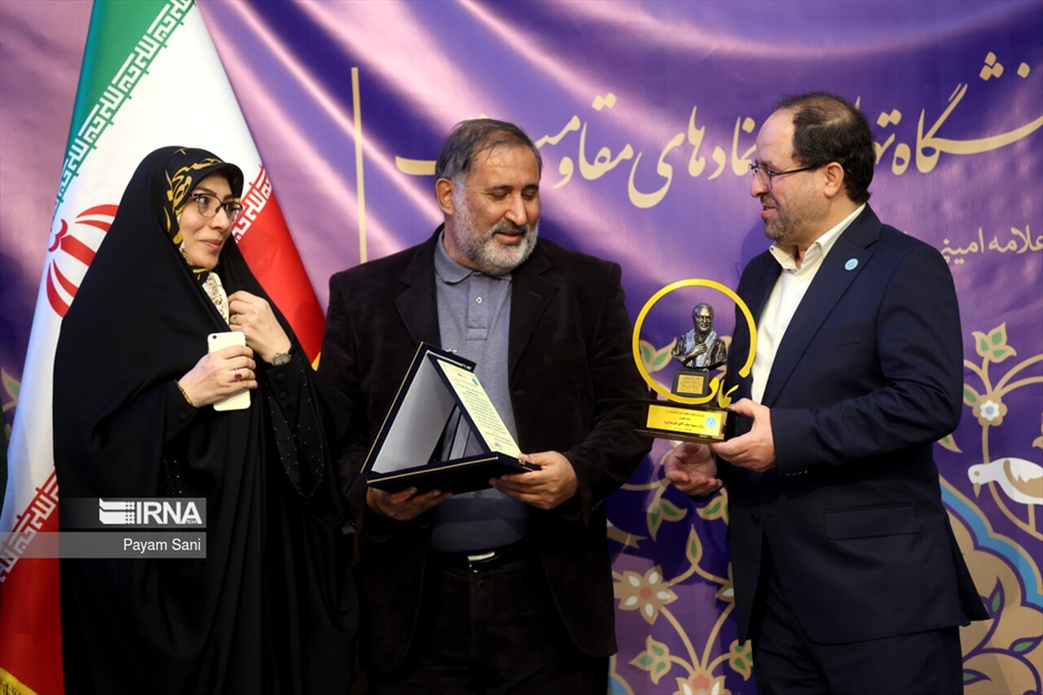 اعطاء تندیس دانشگاه تهران به نمادهای مقاومت