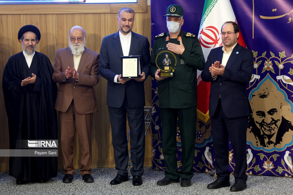 اعطاء تندیس دانشگاه تهران به نمادهای مقاومت