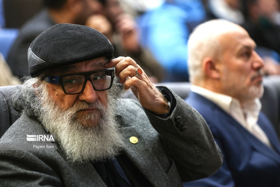 اعطاء تندیس دانشگاه تهران به نمادهای مقاومت