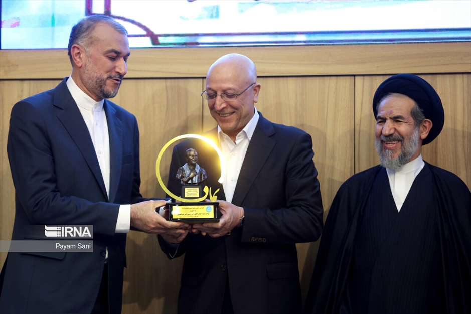 اعطاء تندیس دانشگاه تهران به نمادهای مقاومت