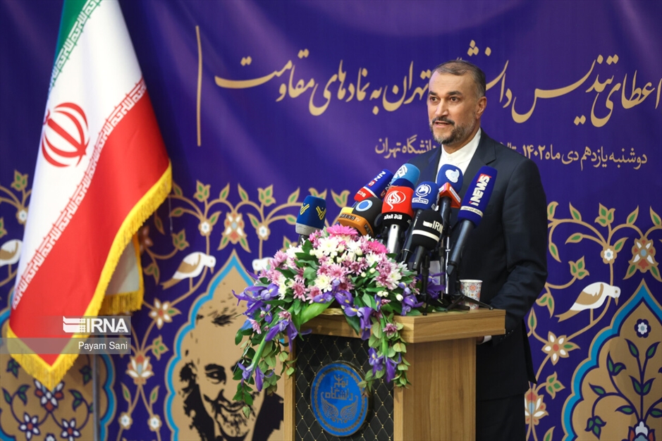 اعطاء تندیس دانشگاه تهران به نمادهای مقاومت