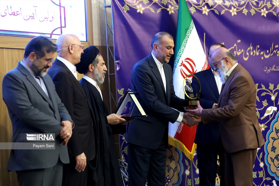 اعطاء تندیس دانشگاه تهران به نمادهای مقاومت