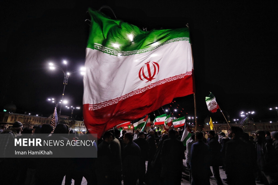 تجمع شبانه مردم همدان در محکومیت حادثه تروریستی گلزارشهدا کرمان