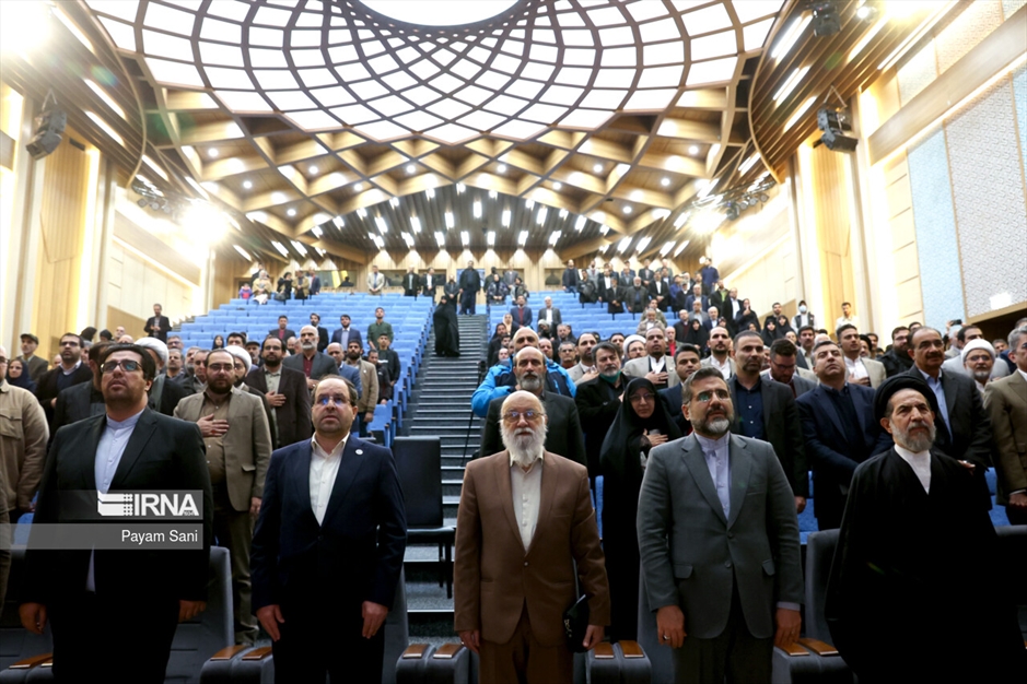 اعطاء تندیس دانشگاه تهران به نمادهای مقاومت