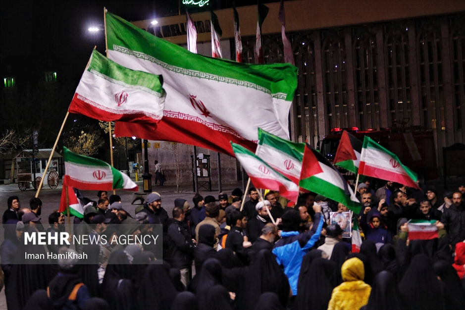 تجمع شبانه مردم همدان در محکومیت حادثه تروریستی گلزارشهدا کرمان