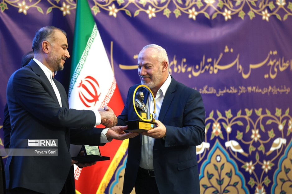 اعطاء تندیس دانشگاه تهران به نمادهای مقاومت