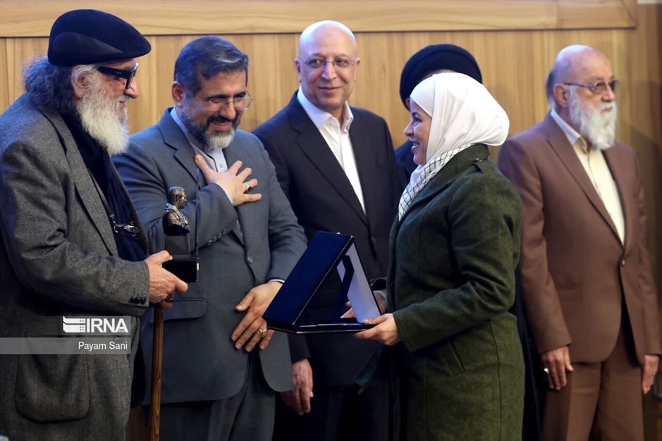 اعطاء تندیس دانشگاه تهران به نمادهای مقاومت