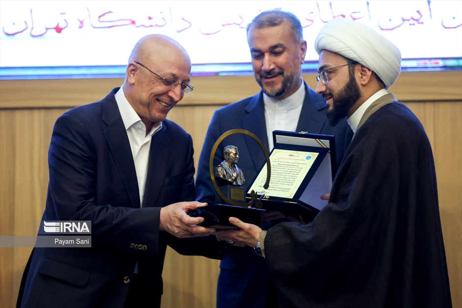 اعطاء تندیس دانشگاه تهران به نمادهای مقاومت