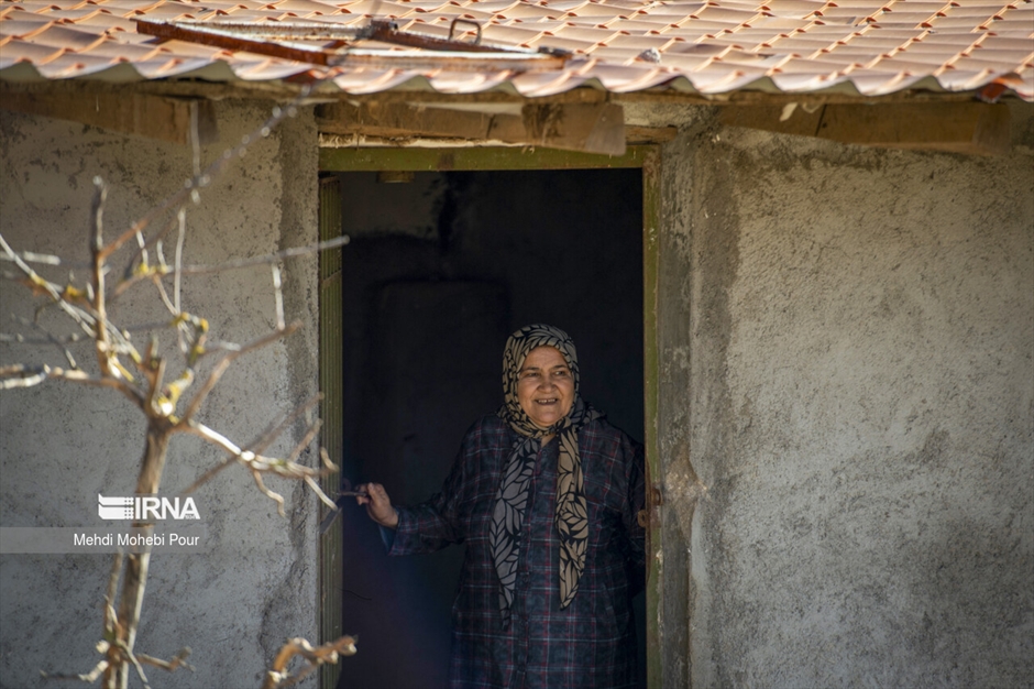 مَرال در خانه