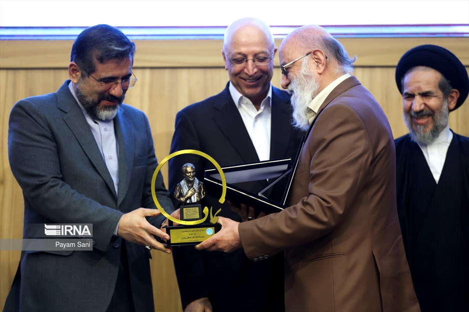 اعطاء تندیس دانشگاه تهران به نمادهای مقاومت