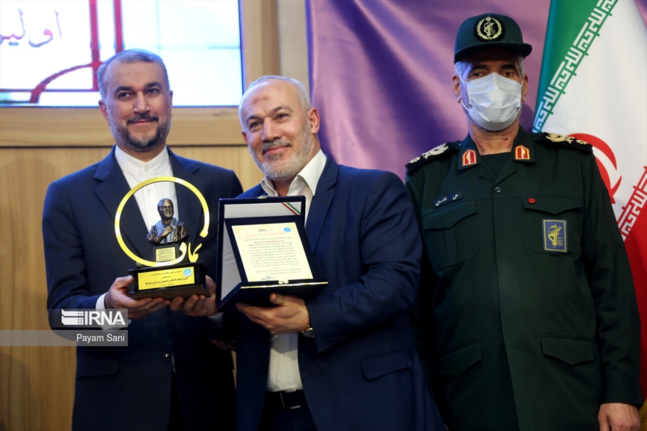 اعطاء تندیس دانشگاه تهران به نمادهای مقاومت