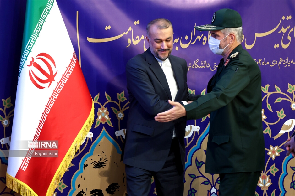 اعطاء تندیس دانشگاه تهران به نمادهای مقاومت