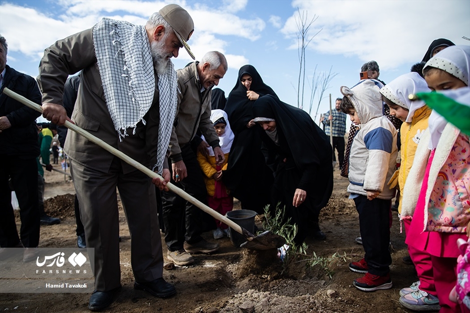 آیین کاشت ۲۴۰۰۰ نهال به یاد شهدا