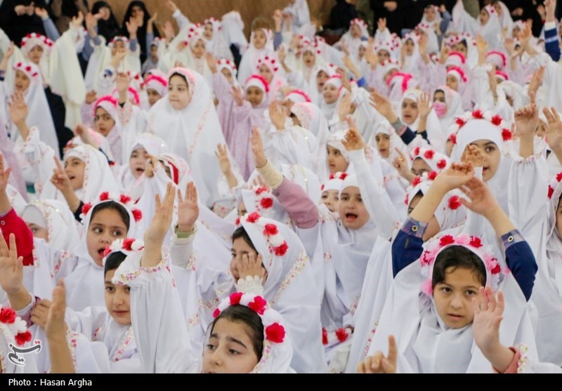 جشن تکلیف دو هزار نفری دانش آموزان دختر زنجانی