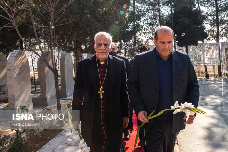 عطرافشانی و گلباران مزار شهدای ادیان توحیدی