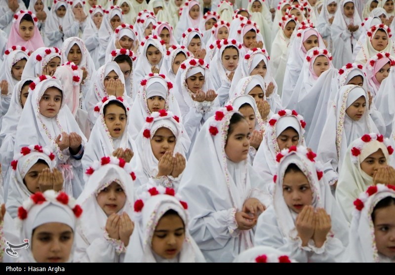 جشن تکلیف دو هزار نفری دانش آموزان دختر زنجانی